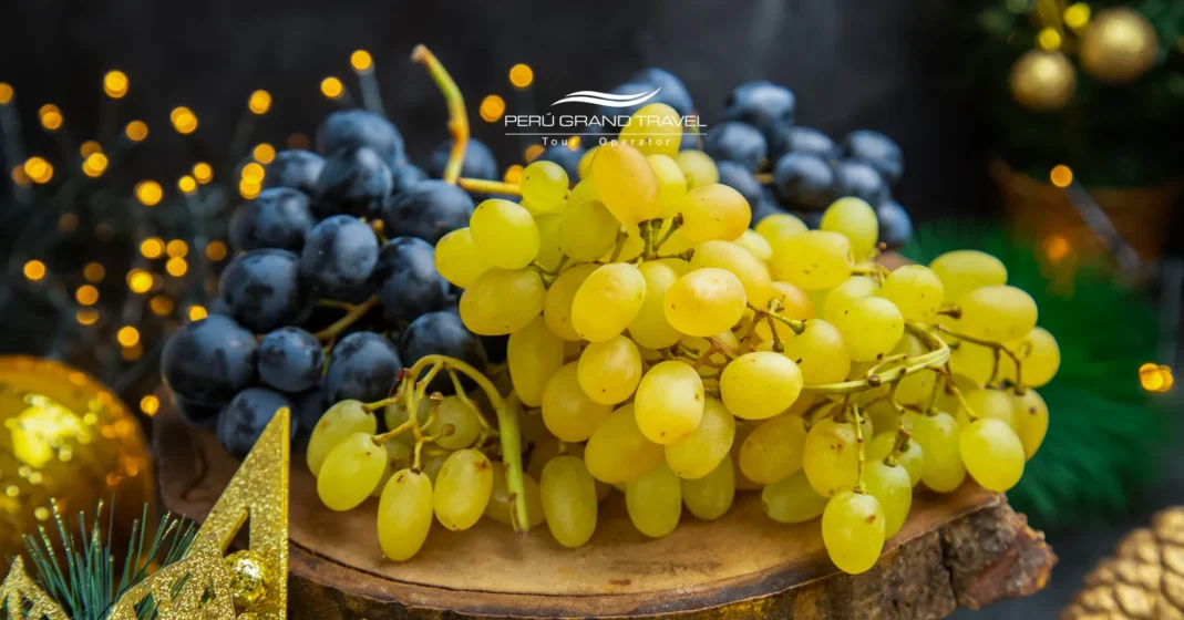 Tradición de comer 12 uvas a la medianoche en Año Nuevo para atraer suerte y prosperidad.