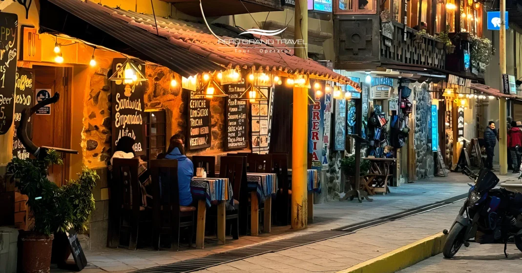 Calle de piedra en Ollantaytambo por la noche