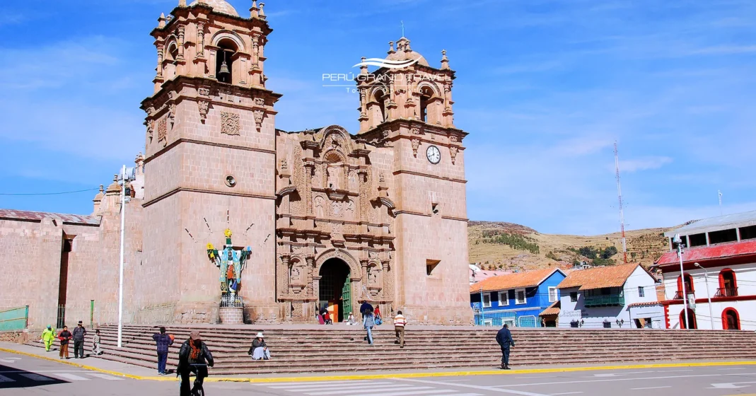 Catedral Basílica de la Plaza de Armas de Puno, con torres gemelas y fachada barroca de piedra bajo un cielo andino despejado y azul.