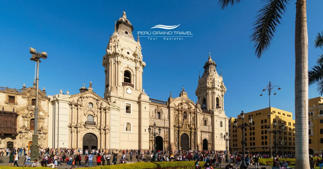 La Catedral de Lima se alza en la Plaza Mayor de la ciudad, con una imponente arquitectura colonial y siglos de historia peruana.