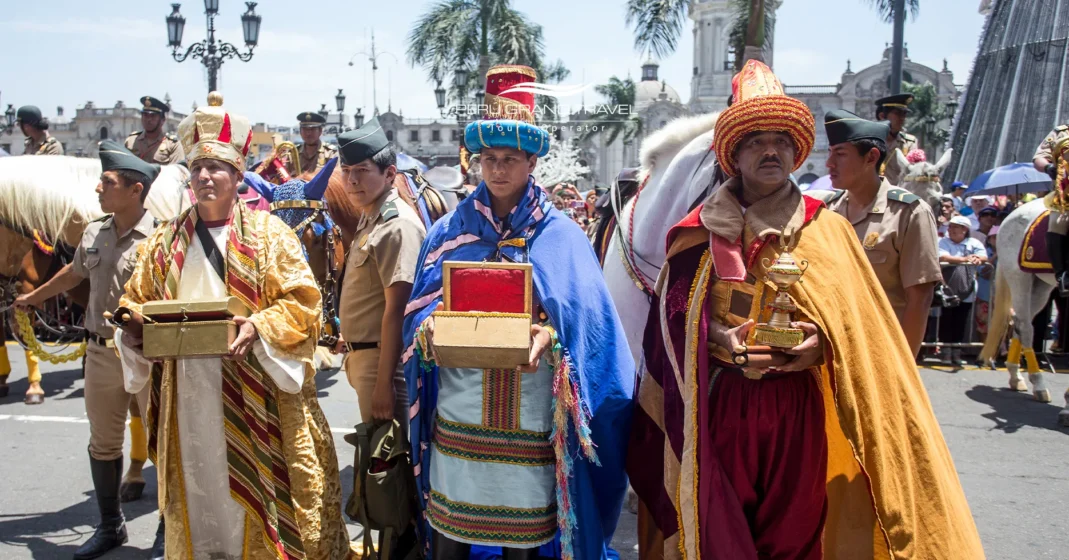 Celebración del Día de Reyes en Perú con actores caracterizados como los Reyes Magos llevando ofrendas durante la Bajada de Reyes