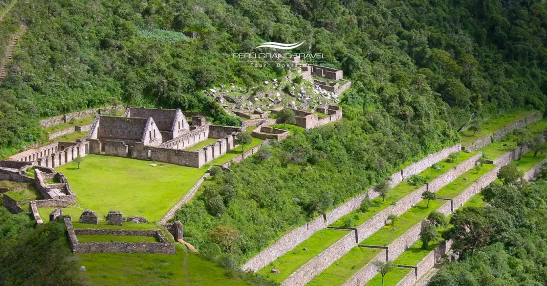 Tours a Machu Picchu desde Cusco: Mejores Rutas, Precios, Itinerarios y Consejos de Viaje 2026 2 Ruinas de Choquequirao en los Andes del Perú, con terrazas incas y montañas al fondo