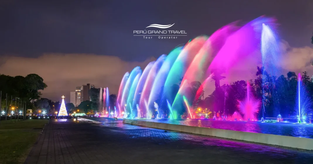 Fuentes iluminadas del Circuito Mágico del Agua en el Parque de la Reserva de Lima por la noche.