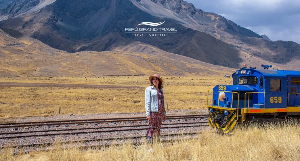 Tren de lujo cruzando los Andes rumbo a Puno con paisajes impresionantes.