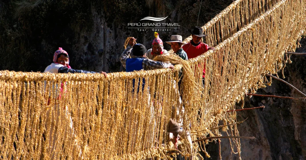 5 Secretos del puente de Q'eswachaka: Cruzando el último puente inca 2 Comunidades-quechuas-tejiendo-el-puente-de-q'eswachaka