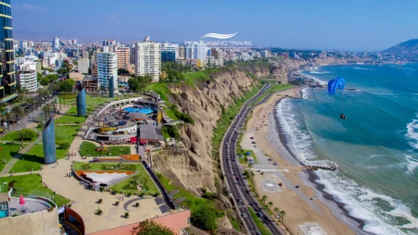 Lima en verano con cielos despejados, mar azul y turistas caminando por el malecón bajo el sol. foto de portada de Cuándo es el verano en Perú