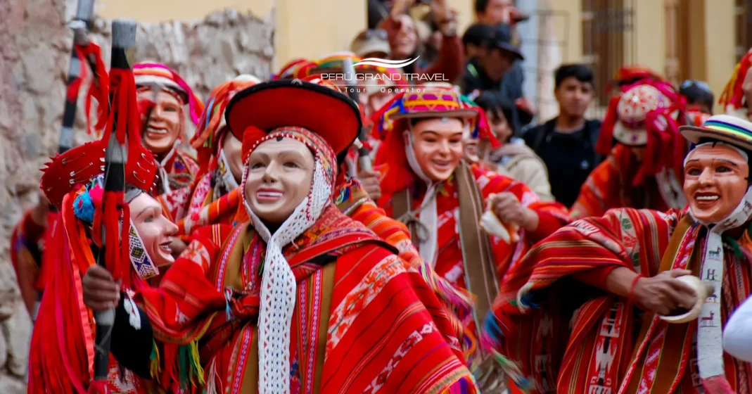 Danzantes de festival en Ollantaytambo con máscaras tradicionales y textiles andinos durante el Día de Reyes en Perú