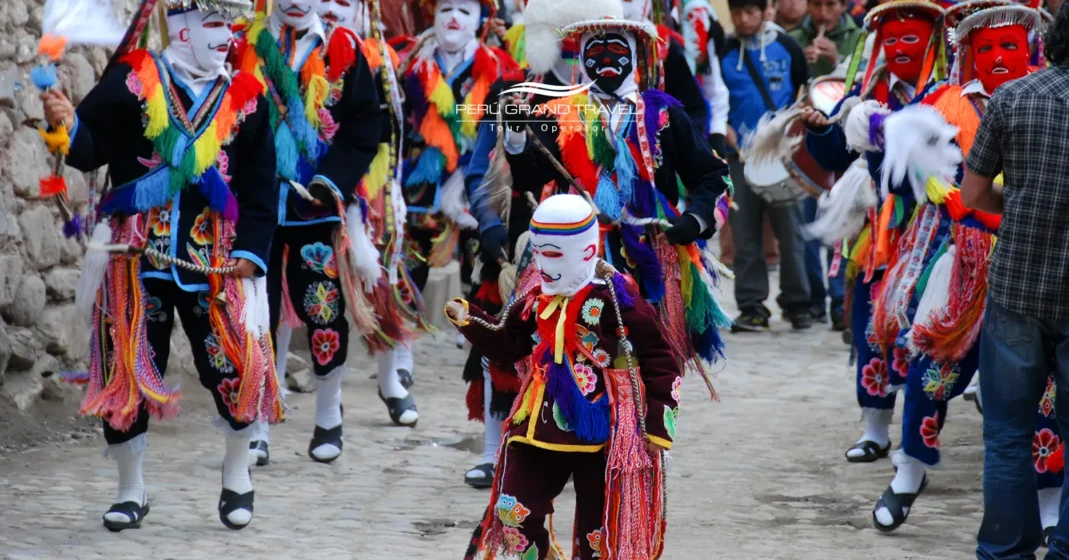 Danzantes enmascarados en Ollantaytambo durante la procesión de la Bajada de Reyes en el Valle Sagrado del Perú