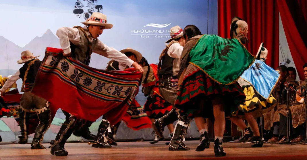 Danzantes tradicionales en el escenario del Centro Qosqo de Arte Nativo