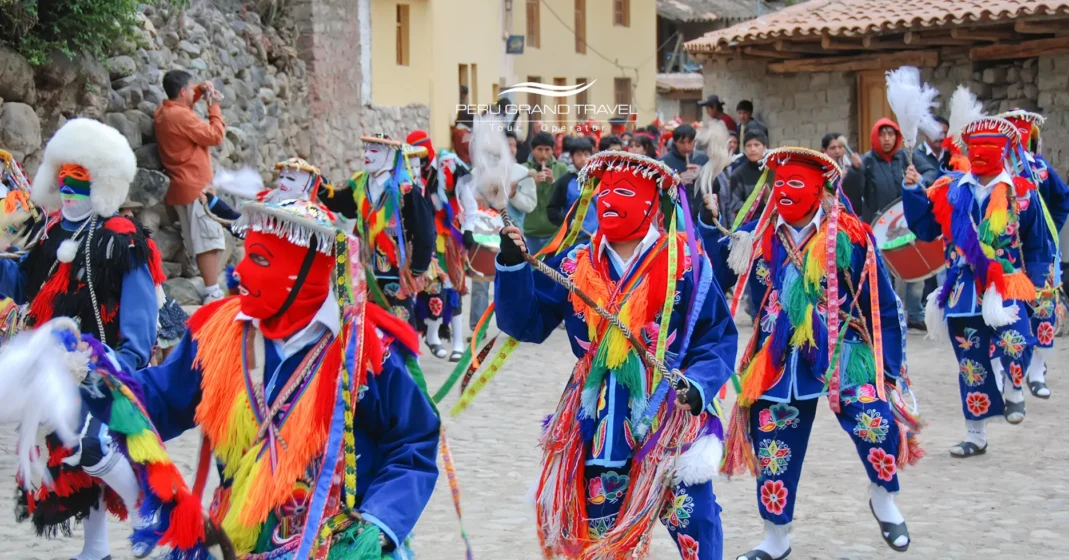 Danzantes tradicionales enmascarados en Ollantaytambo celebrando la Bajada de Reyes en el Valle Sagrado del Perú.