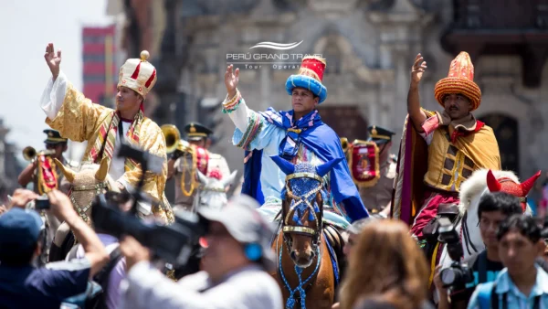 Desfile del Día de Reyes Epifanía en Perú con los Reyes Magos a caballo saludando a la multitud.