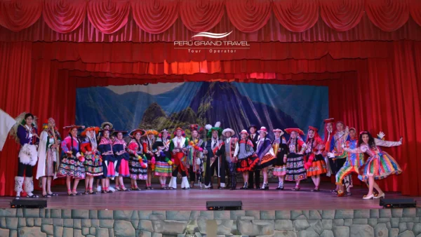 Elenco completo de danzas tradicionales en el escenario del Centro Qosqo de Arte Nativo en Cusco