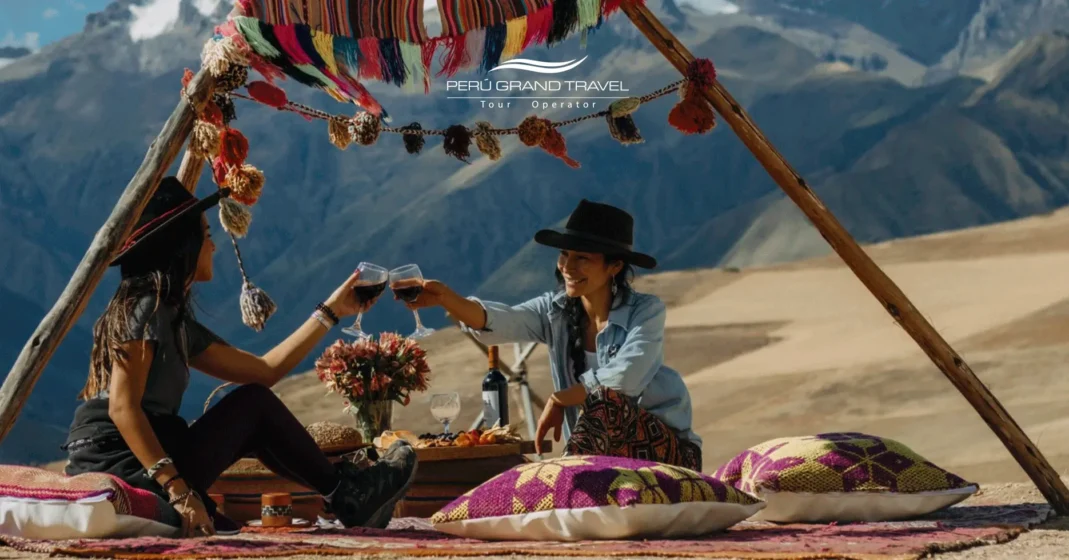 Familia disfrutando de un picnic en el dia del trabajador en peru