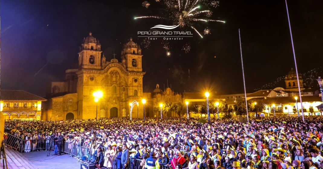 Celebración de Año Nuevo en Cusco con fuegos artificiales, música y personas reunidas en la Plaza de Armas.