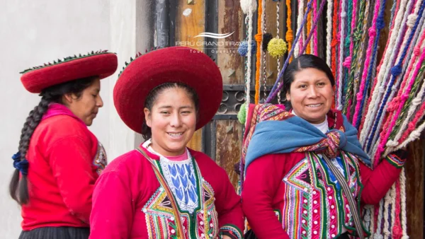 Grupo de mujeres artesanas andinas en el Perú