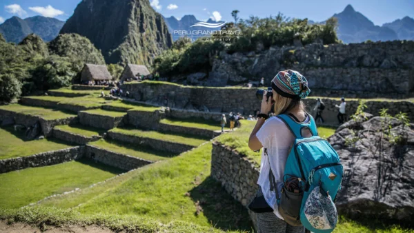 Persona en Machu Picchu, Persona en el Camino Inca, Persona en la Entrada del Sol, Persona tomando fotos en Machu Picchu, Persona después del camino en Machu Picchu