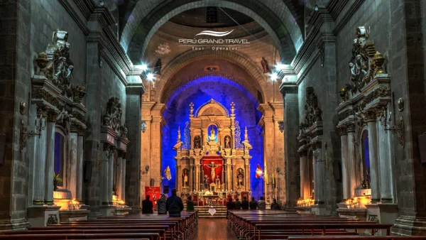 La catedral de puno, Portada