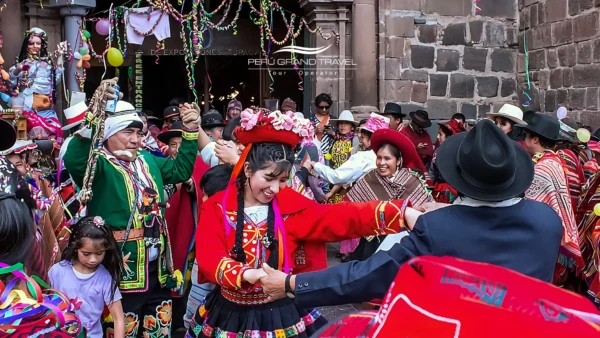Locales bailando durante el Carnaval de Cusco con vestimenta tradicional, celebrando con música en vivo en las calles históricas de Cusco, Perú.