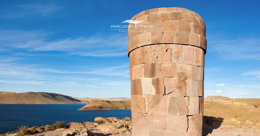 Chullpa de Sillustani con vista a la laguna Umayo en el altiplano de Puno, Perú