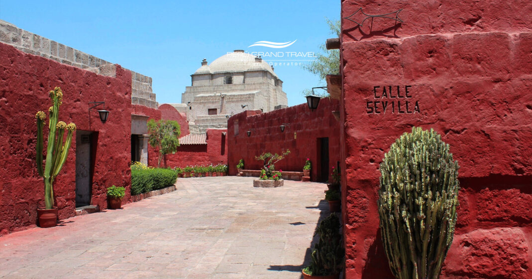 El Monasterio de Santa Catalina, en Arequipa, cautiva con sus muros coloridos, patios tranquilos y siglos de historia y espiritualidad.