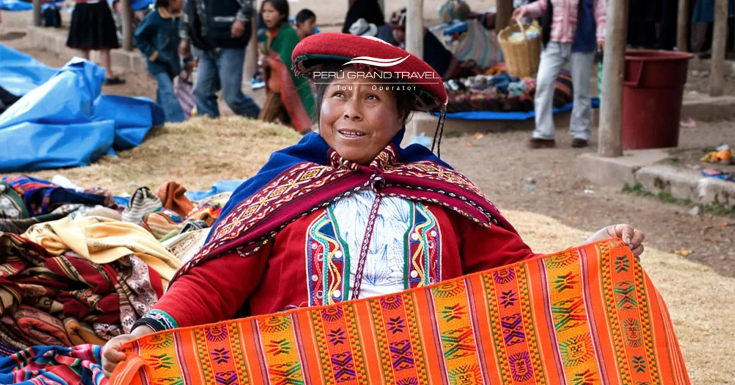 Mujer artesana andina en el Perú exhibiendo textiles tradicionales hechos a mano
