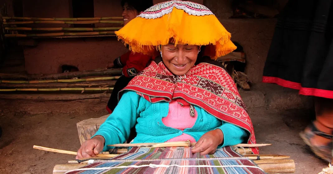 Mujer indígena tejiendo textiles Día Internacional de la Mujer - tradicionales en una comunidad andina rural del Perú