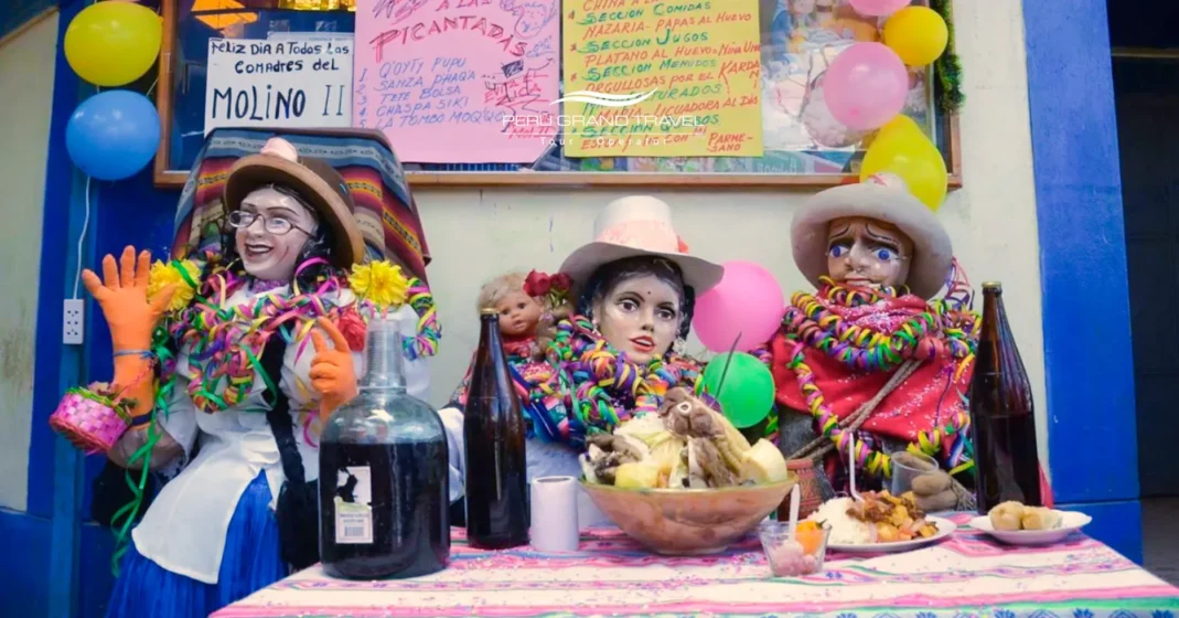Muñecos tradicionales de “Compadres” del Carnaval de Cusco exhibidos con comida local, chicha y decoraciones coloridas, representando la sátira andina y el humor festivo.