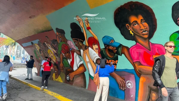Mural colorido de arte urbano en Barranco