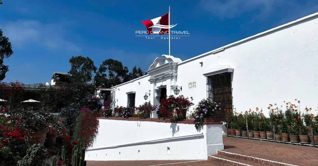 Fachada colonial del Museo Larco en Lima rodeada de flores buganvillas.