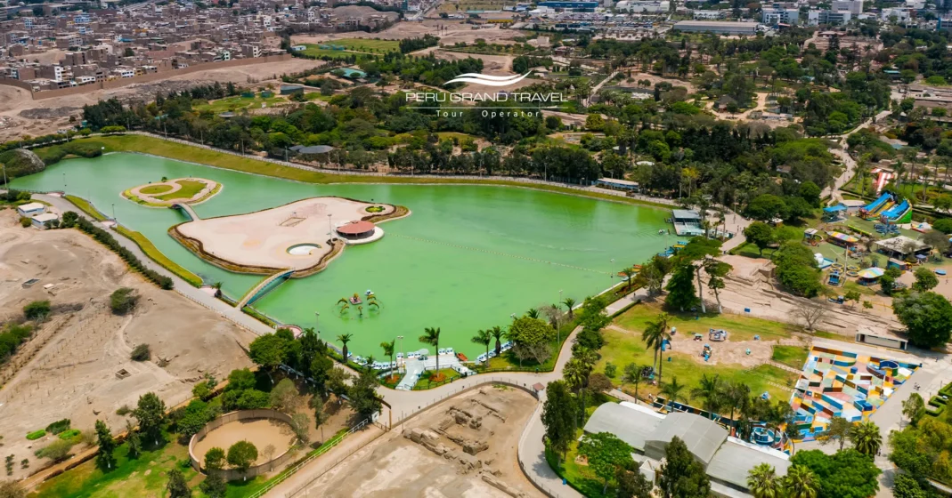 Familias recorriendo el Parque de las Leyendas en Lima, rodeadas de animales y áreas verdes.