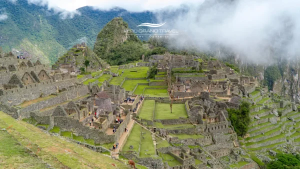 Vista panorámica de Machu Picchu que muestra terrazas incas y estructuras de piedra en los Andes.