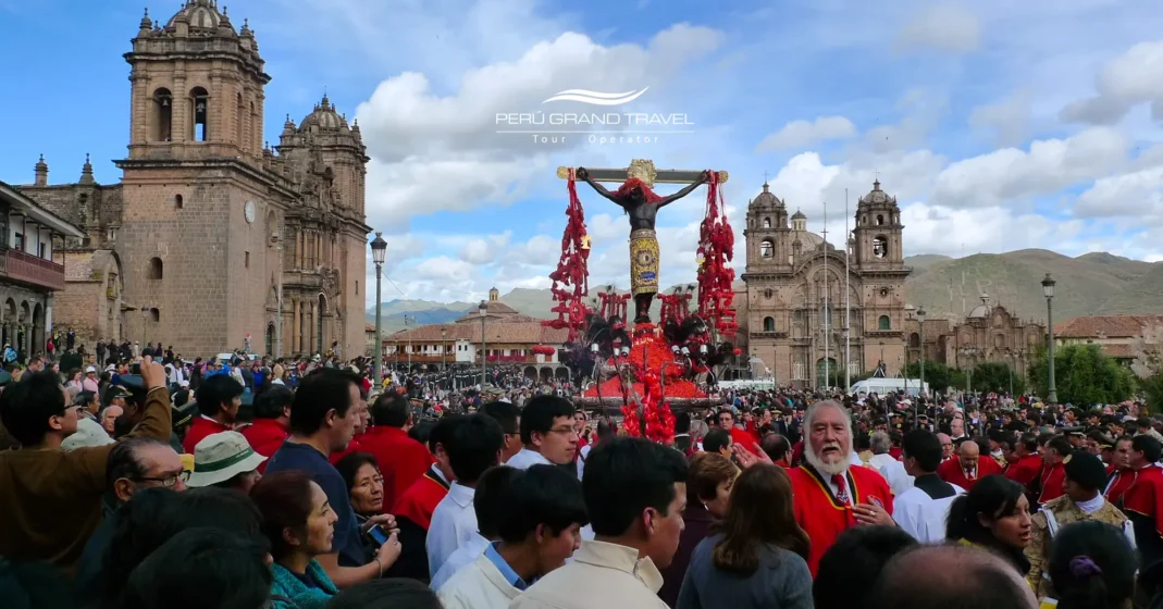 Tradiciones de Semana Santa en Perú: guía para viajeros 2 Tradiciones de Semana Santa. Procesión en la Plaza de Armas de Cusco, con un anda con crucifijo cubierta de flores rojas y una gran multitud.
