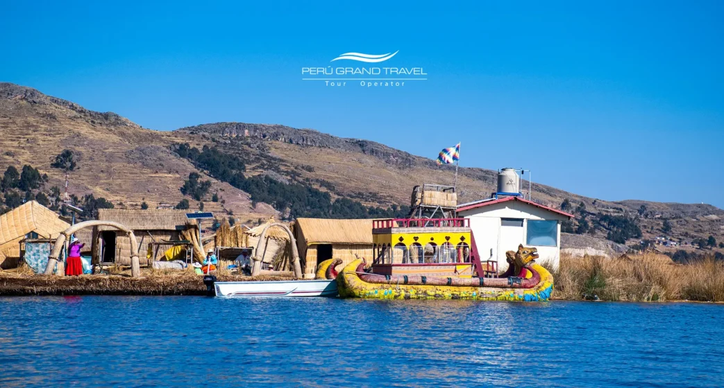 Turistas disfrutando de las islas del Lago Titicaca, una de las mejores experiencias en Puno.