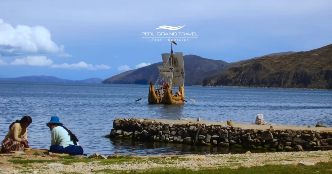Tour en bote por las rutas más icónicas del Lago Titicaca con vistas panorámicas.