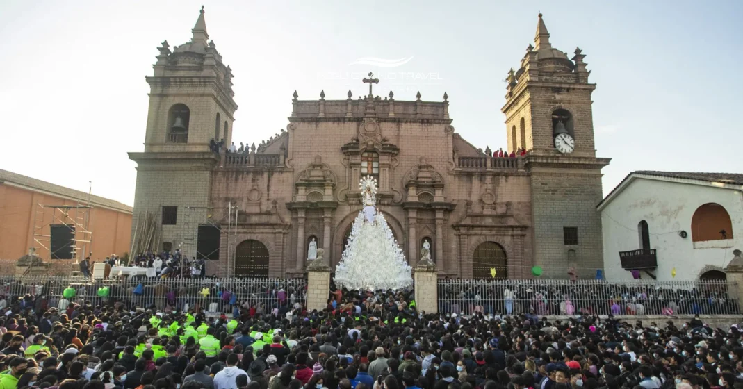 7 Consejos Exclusivos para Encontrar la Época Más Barata para Ir al Perú y Vivir el Lujo que Mereces 3 Reunión de Semana Santa en Ayacucho frente a una iglesia histórica, con una multitud densa y un anda religiosa blanca al frente.