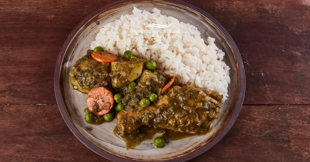 Seco de cabrito tradicional de Trujillo, Perú, guiso de carne de cabrito cocido lentamente y servido con arroz blanco, arvejas y salsa norteña
