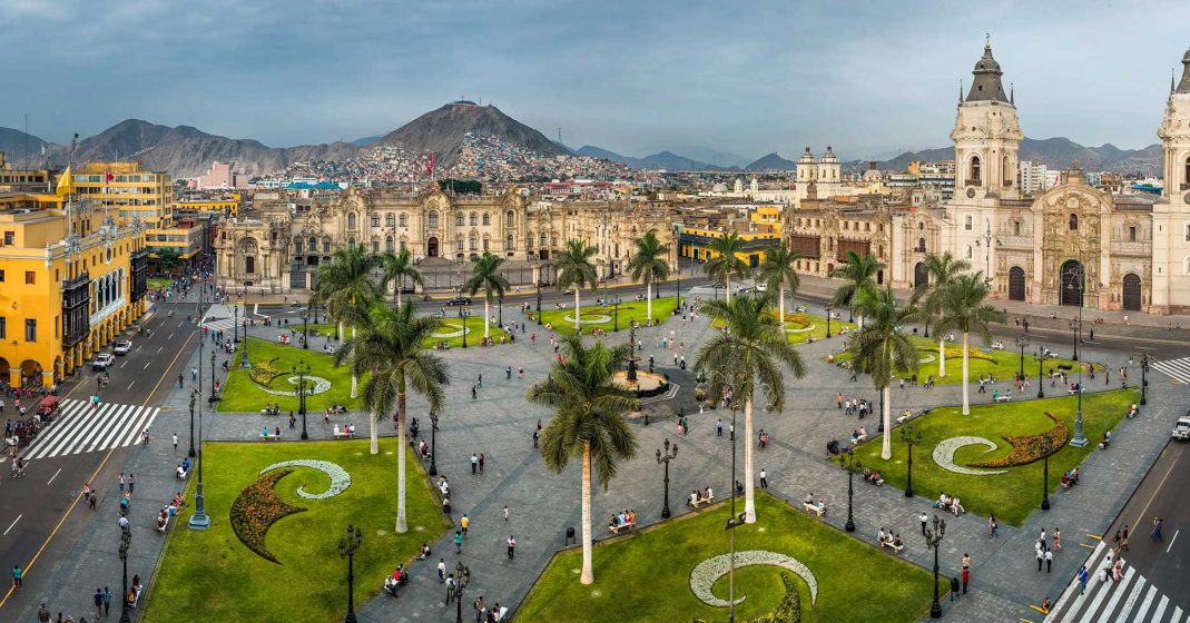 lugares turisticos lima - vista de la plaza mayor con palmeras y la catedral de lima