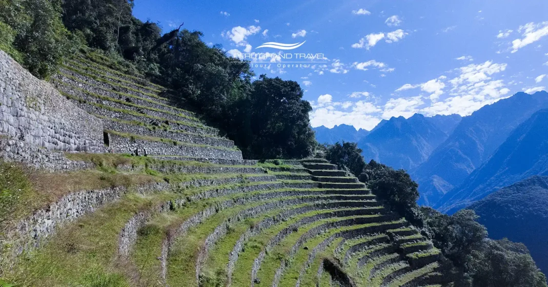 Sitio arqueológico de Wiñay Wayna en el Camino Inca corto, con terrazas incas y vistas a las montañas