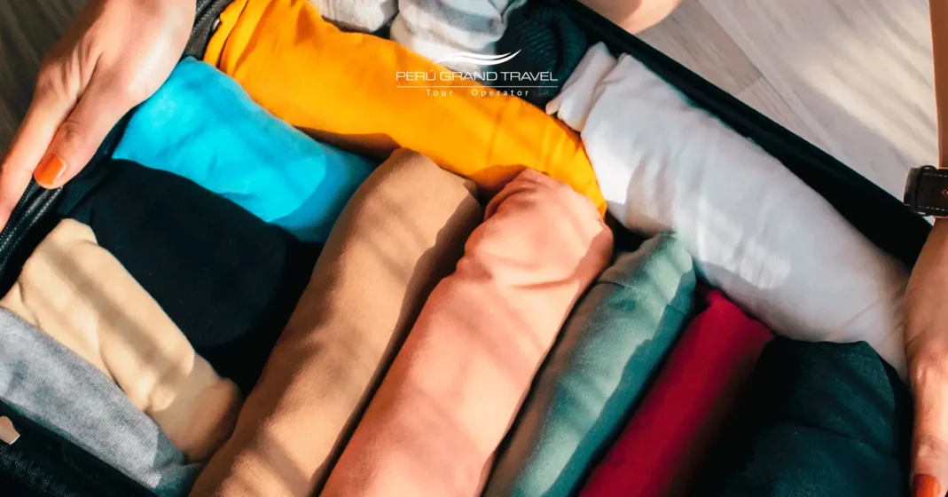 Tecnica para empacar ropa enrollandola para un viaje a Cusco.