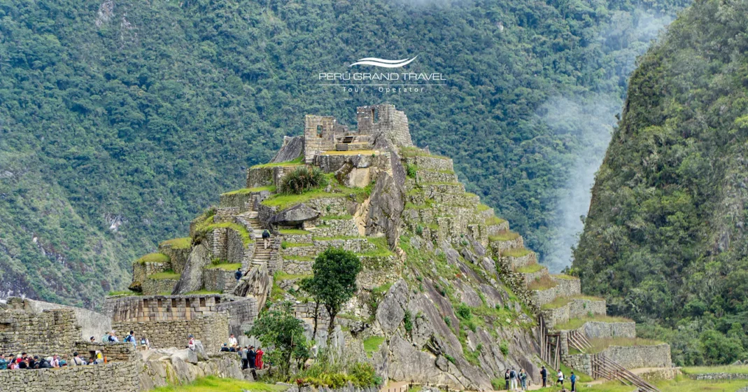 ¿Por qué Machu Picchu es famoso? 1 ¿Por qué Machu Picchu es famoso?Piedra Intihuatana en Machu Picchu, un monumento ceremonial inca sobre una cresta de montaña.