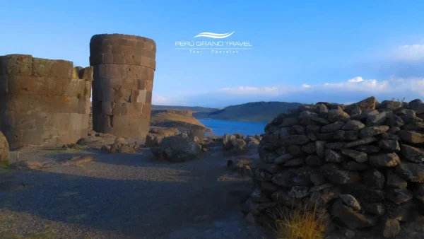 Vista panorámica de las Tumbas de Sillustani, Perú, con chullpas y la laguna Umayo en el altiplano de Puno.
