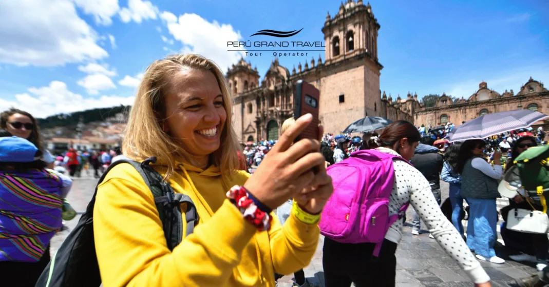 Viajero disfrutando su tiempo en Cusco, Peru