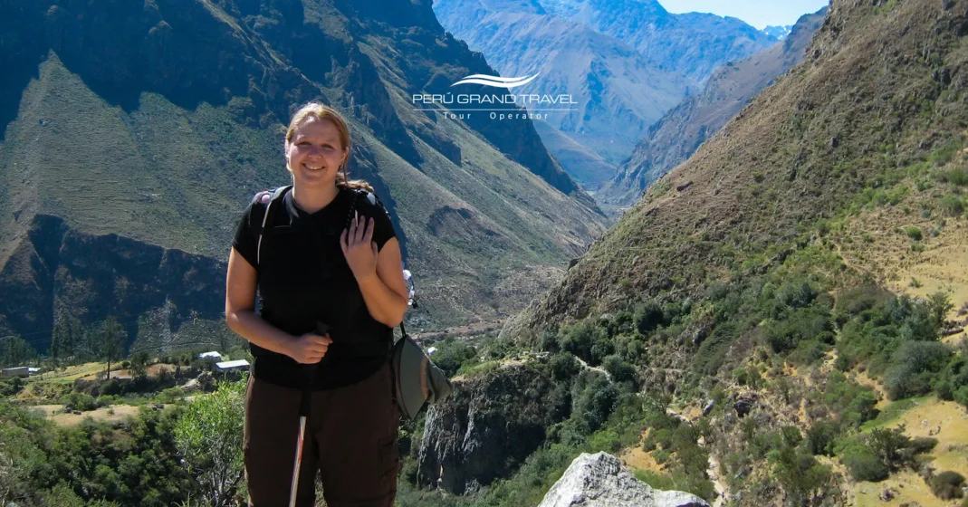 Tours a Machu Picchu desde Cusco: Mejores Rutas, Precios, Itinerarios y Consejos de Viaje 2026 1 Excursionista en el Camino Inca atravesando un tramo de bosque nublado