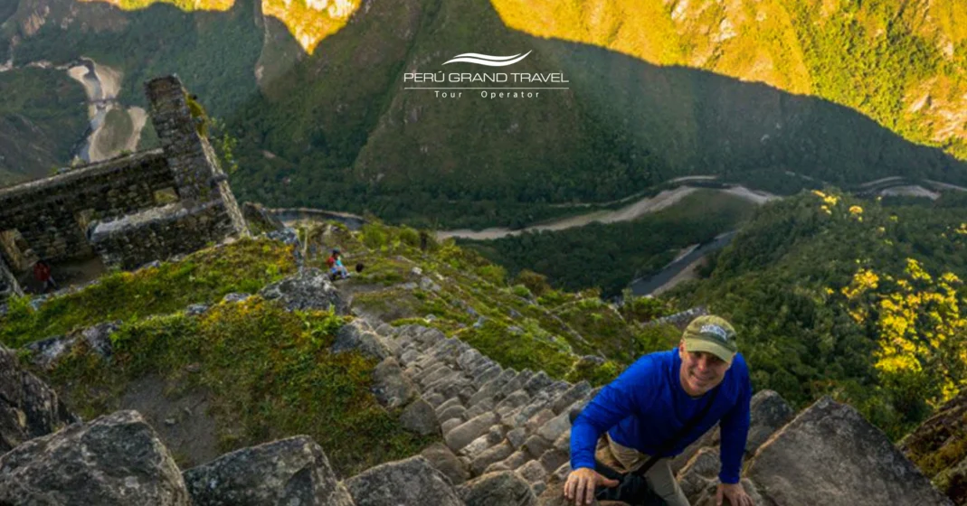 adulto mayor en machu picchu