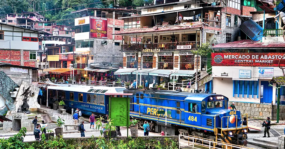 tren de peru rail llegando al pueblo de aguas calientes en el valle sagrado y Machu Picchu