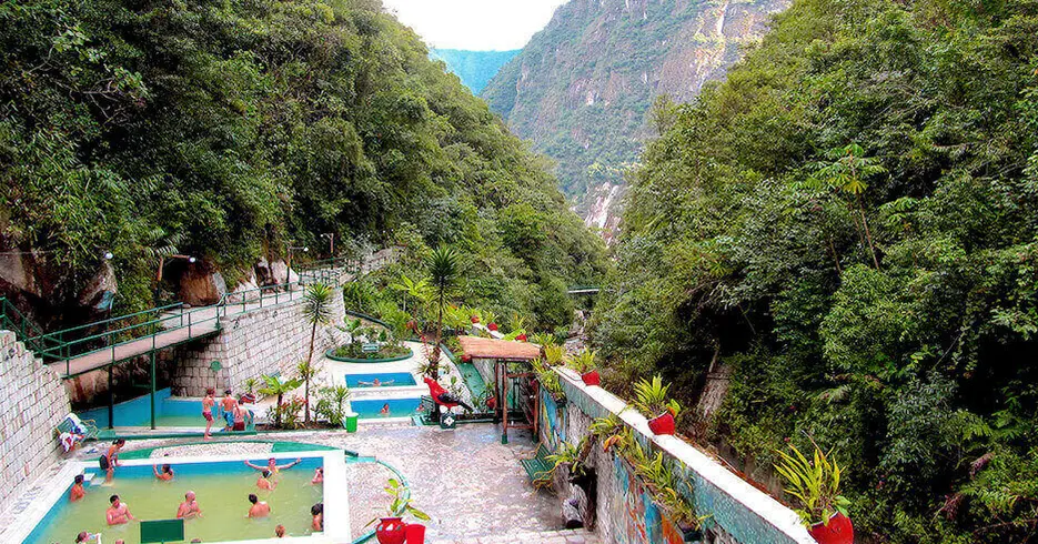 Machu Picchu En Un Día: Ruta Rápida para No Perderte lo Mejor 5 Baños termales en aguas calientes, piscinas de aguas calientes para relajarse después de conocer machu picchu en un día, paisaje lleno de montañas y plantas