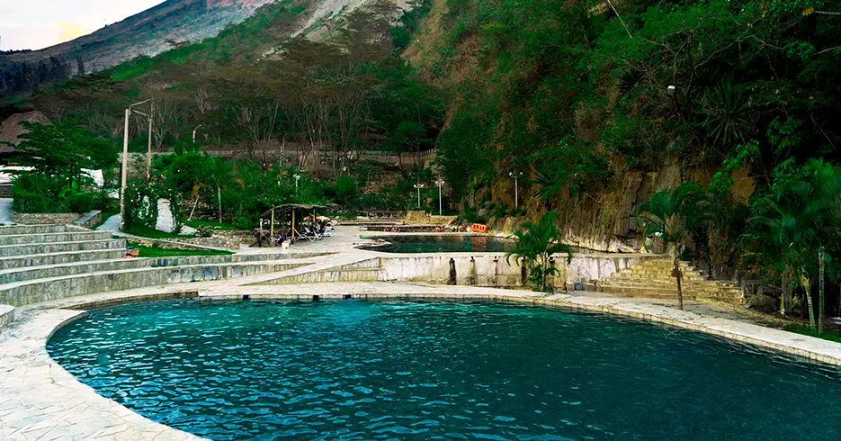 aguas termales de cocalmayo, aguas cristalinas alrededor de vegetacion