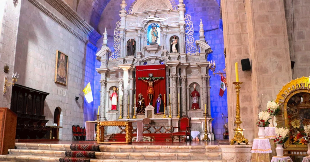 altar religioso de la catedral de puno