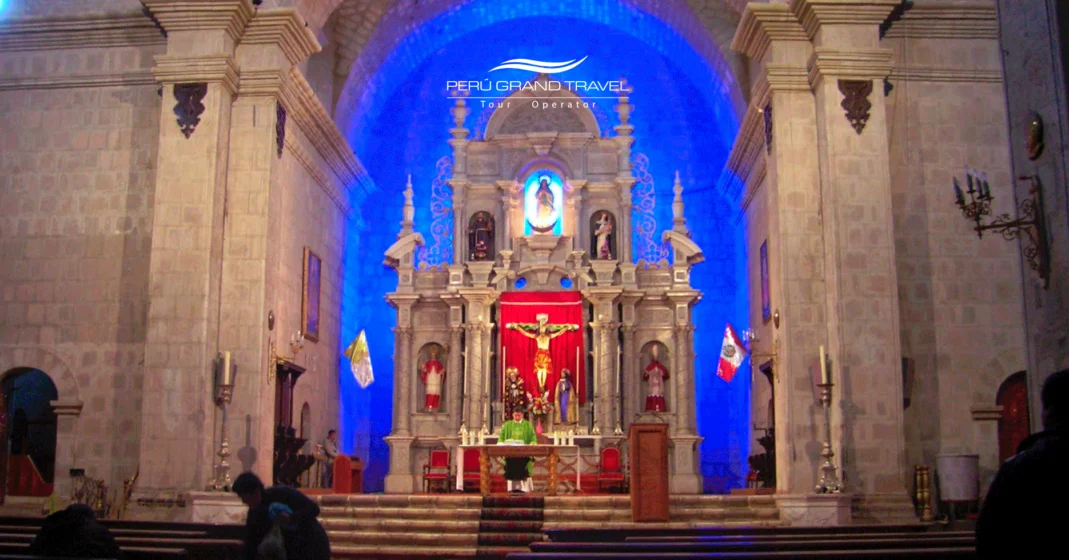 arquitectura dentro de la catedral de puno