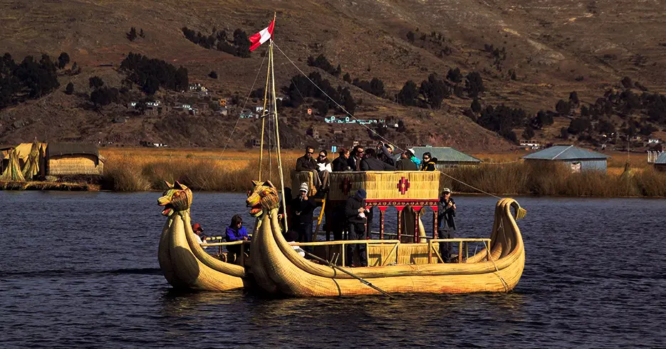 Consejos útiles para viajar a Puno y disfrutar al máximo 1 paseo en barcos de totora en puno lago titicaca